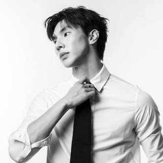 𝐋𝐎𝐍𝐆 𝐋𝐄𝐄. 李龙世