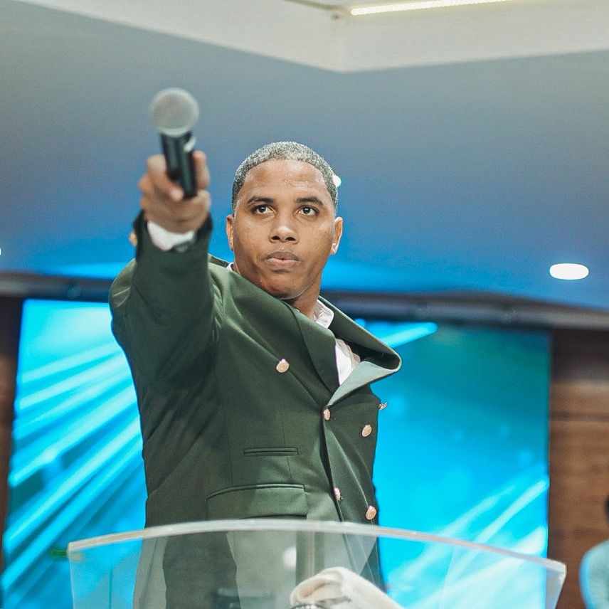 Ministro Jhoan feliz