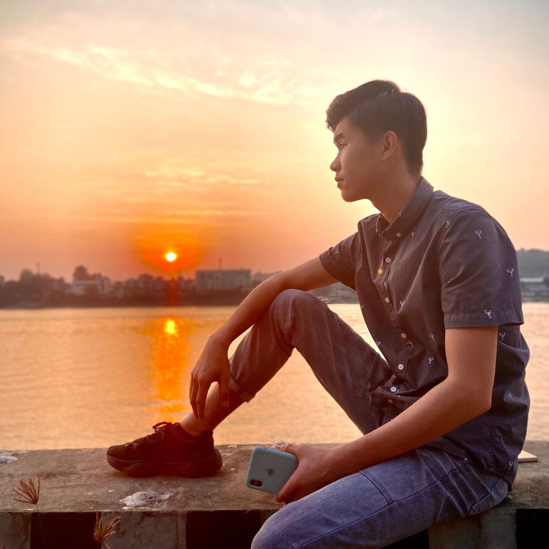 James ພໍ່ບ້ານຈຳເປັນ