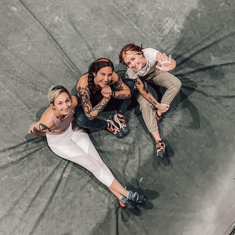 Climbing With B00bs™