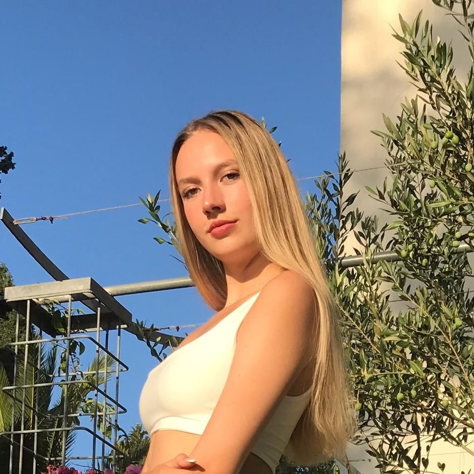 𝐶𝑧𝑖𝑟𝑎́𝑘𝑖 𝑍𝑠𝑜́𝑓𝑖