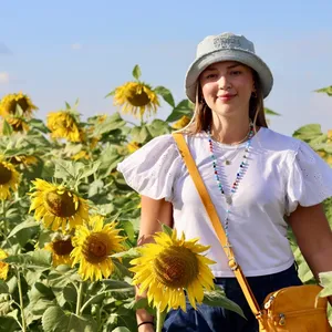 emiliana | travel vlogger