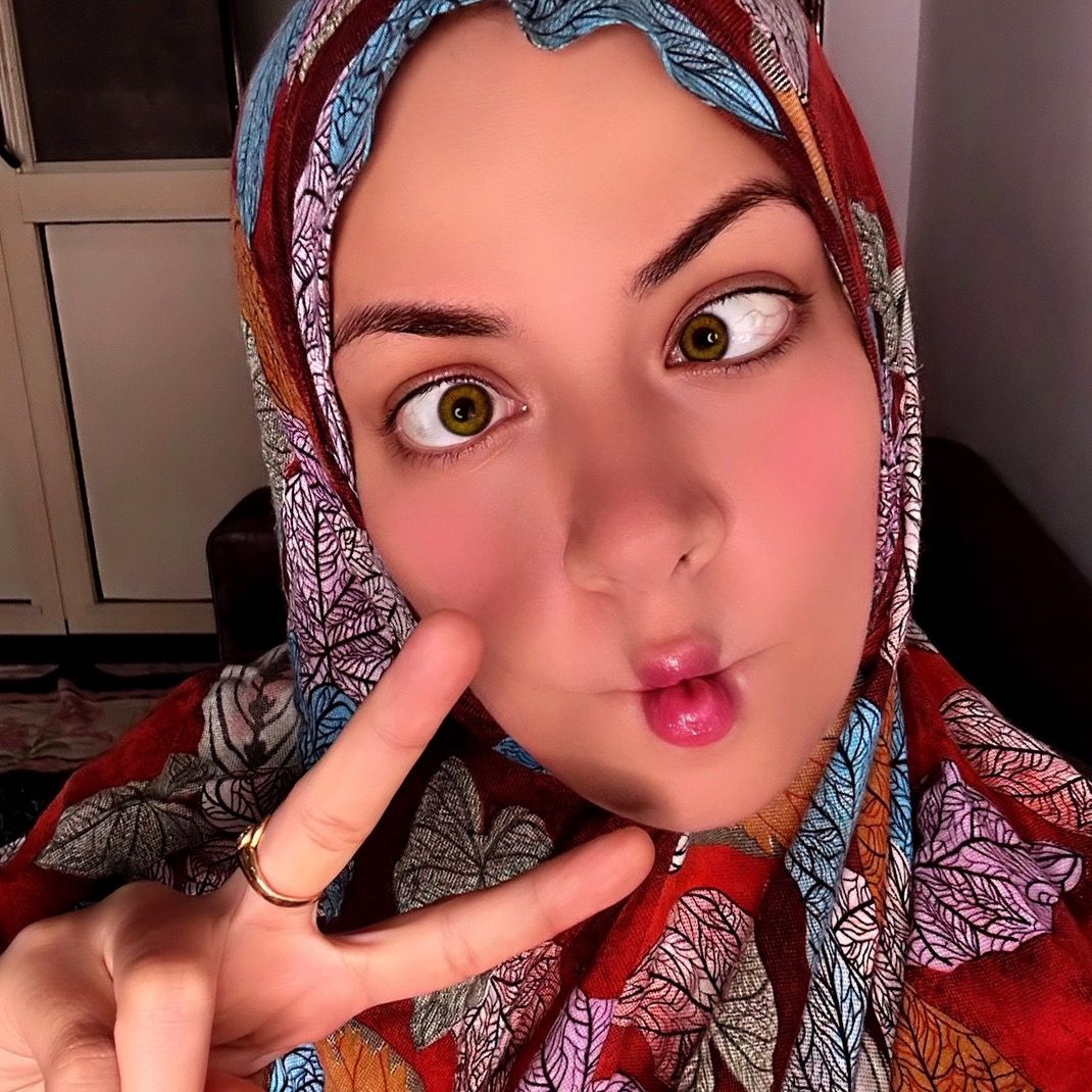 Emy roshdy 😁 والإسدال المشجر