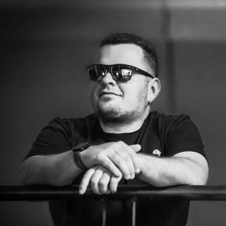 Mann, der aufs Wasser starrt