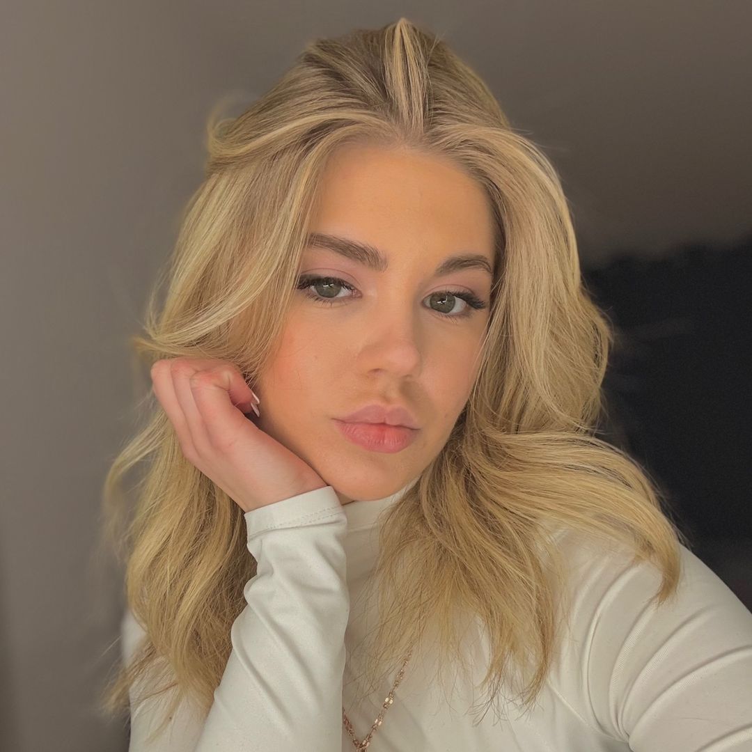 𝓜𝓮𝓵𝓪𝓷𝓲𝓮🎀