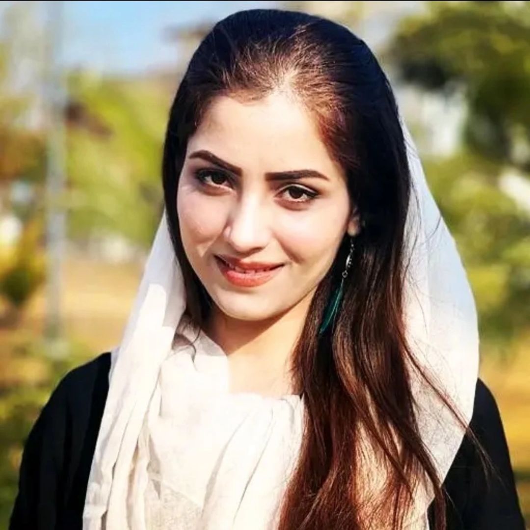 Mina Akbari ( Amina Akbari )