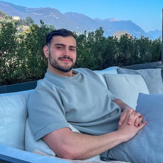 ØMAR | عُمَر 👨🏻‍⚕️🦷