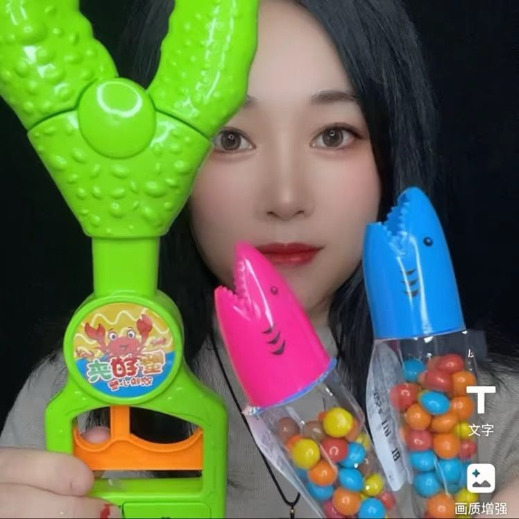 Qianqian eats candy